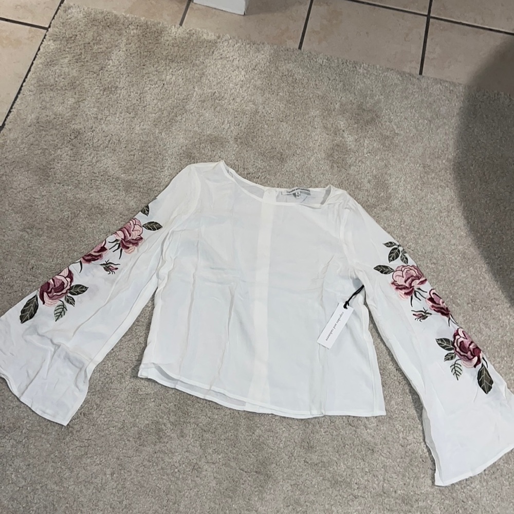 Cupcakes and cashmere nwt women’s top sz small with embroidery on sleeves